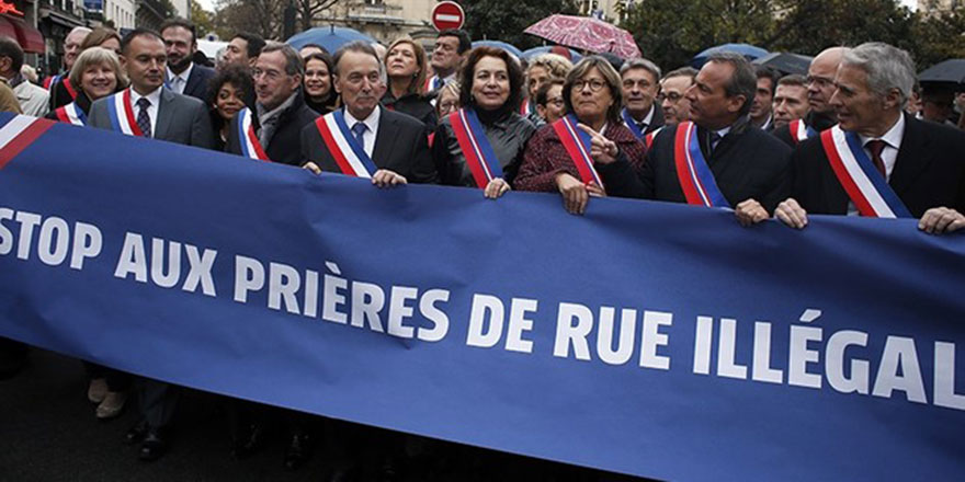Cuma namazını 'Fransa laiktir' sloganlarıyla protesto ettiler