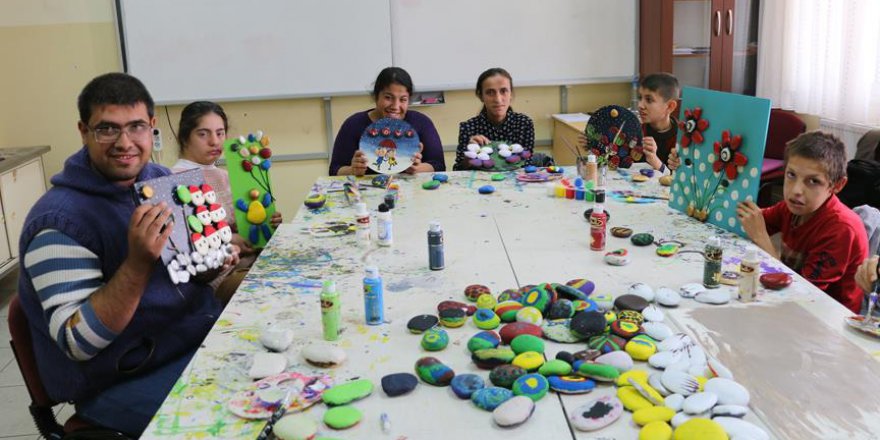 Çakıl taşları engelli öğrencilerin ellerinde hayat buluyor