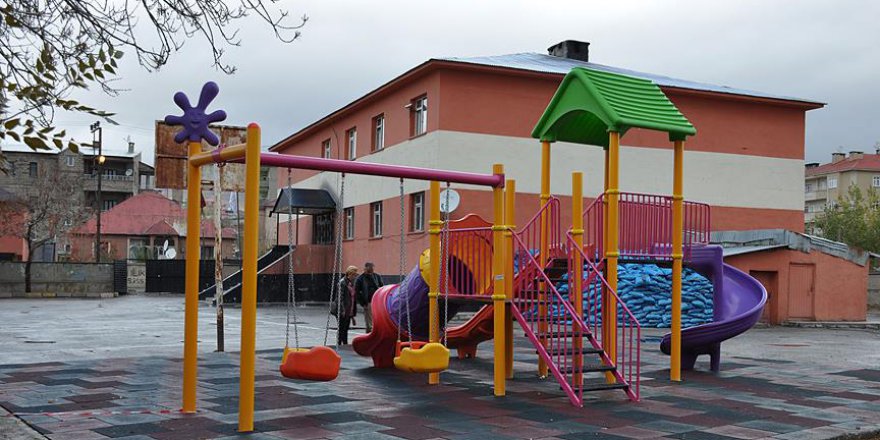 Yüksekova'da okul bahçeleri parka dönüştürülüyor