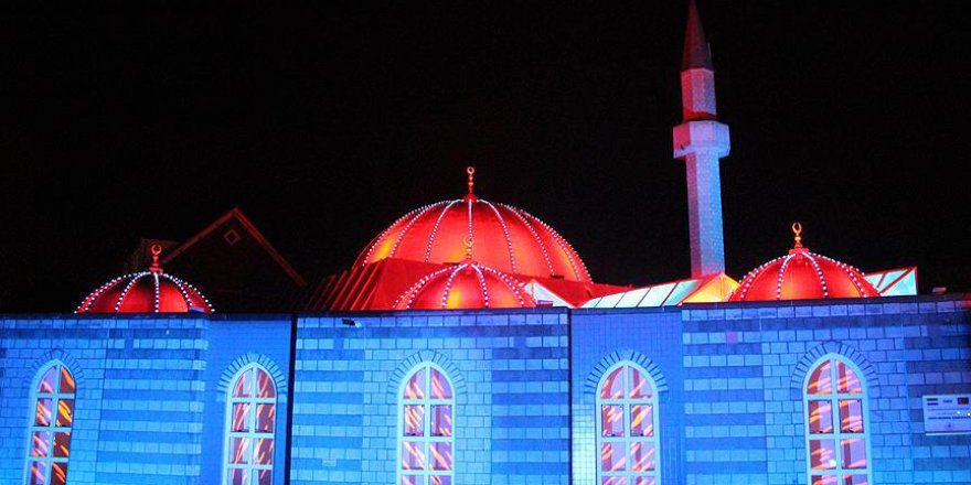 Hollanda'daki Fatih Camisi'nde ışık gösterisi