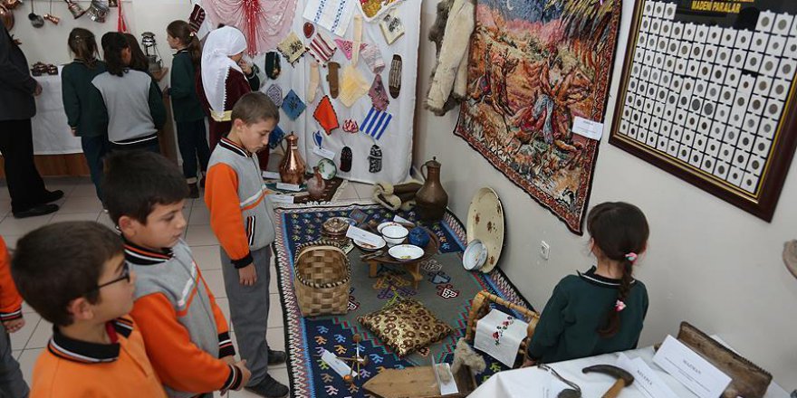 Öğrencileri için sınıfı müzeye dönüştürdü