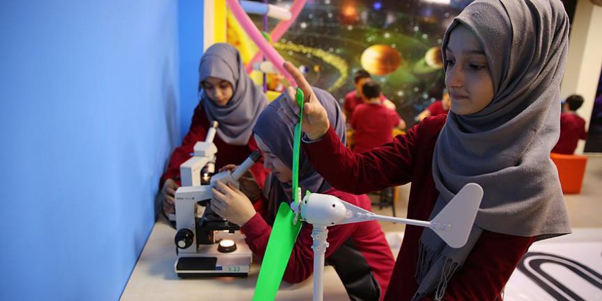 İmam Hatip'deki öğretmen kendi çabasıyla bilim sınıfı oluşturdu