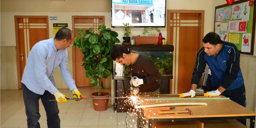Öğrencileri için hem demirci hem boyacı oldular