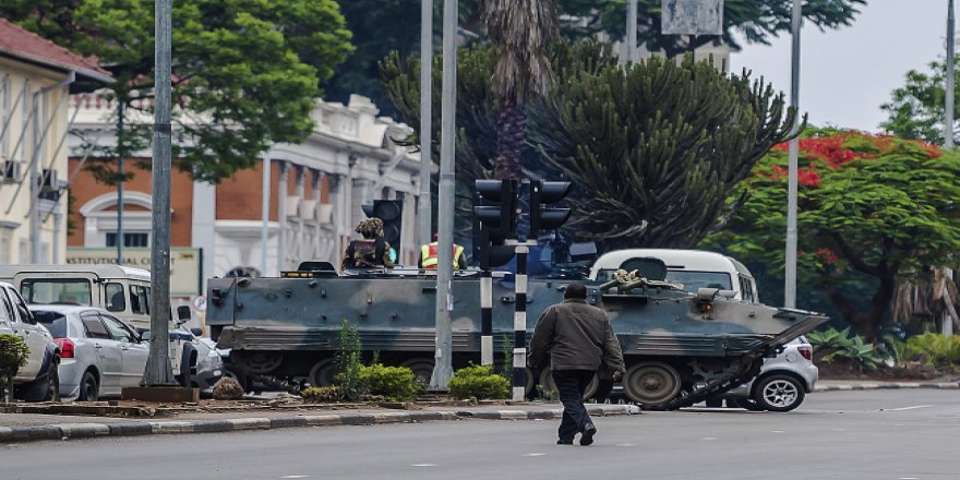 Zimbabve'de ordu yönetime el koydu