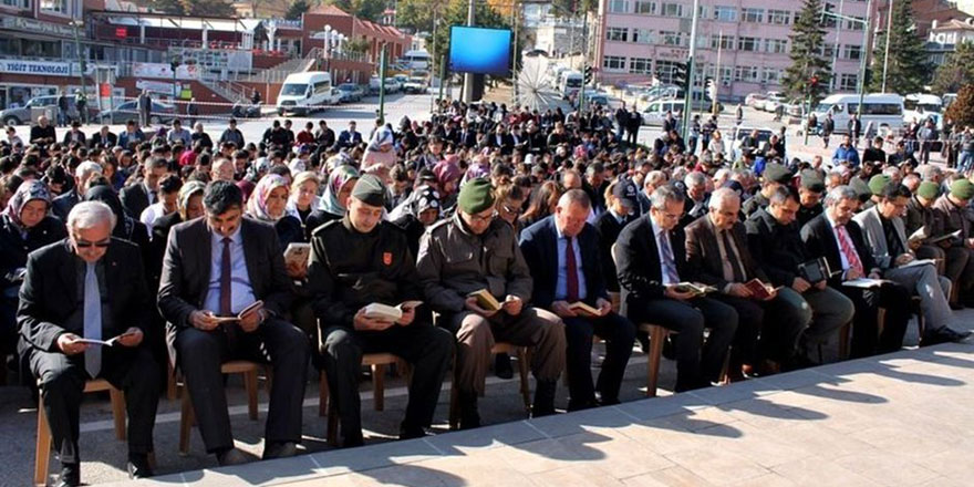 Bürokratı, askeri, vatandaşı 5 bin kişi aynı anda kitap okudu