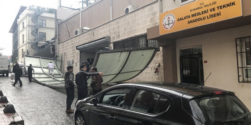 İstanbul'da fırtına öğretmenevinin çatısını uçurdu