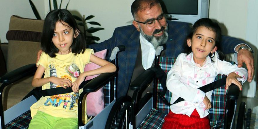 Mavi kapaklarla engelli kardeşlerin yüzünü güldürdü