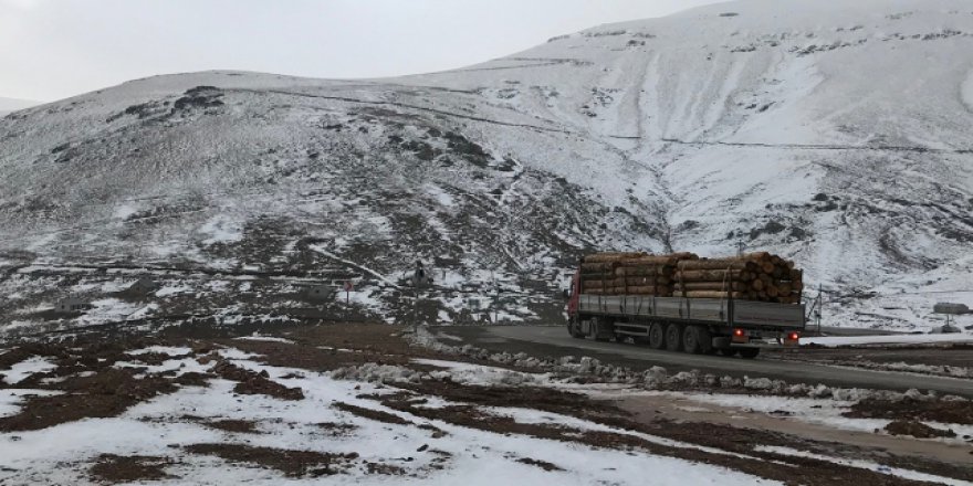 Eğribel Geçidi'ne mevsimin ilk karı yağdırıldı