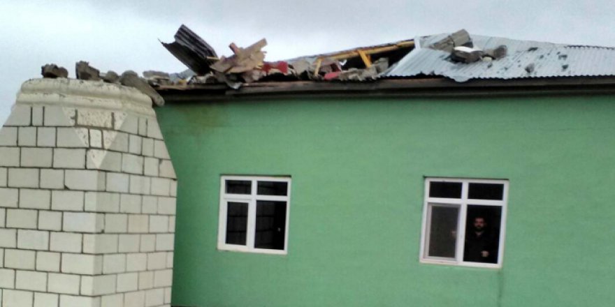 Yıldırım cami minaresini yıktı