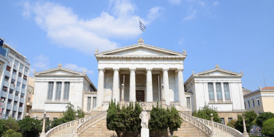 Yunanistan'da açık alanda maske zorunluluğuna son verildi