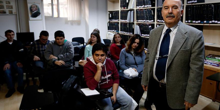 Görme engelli öğrencilerin gönüllü öğretmeni