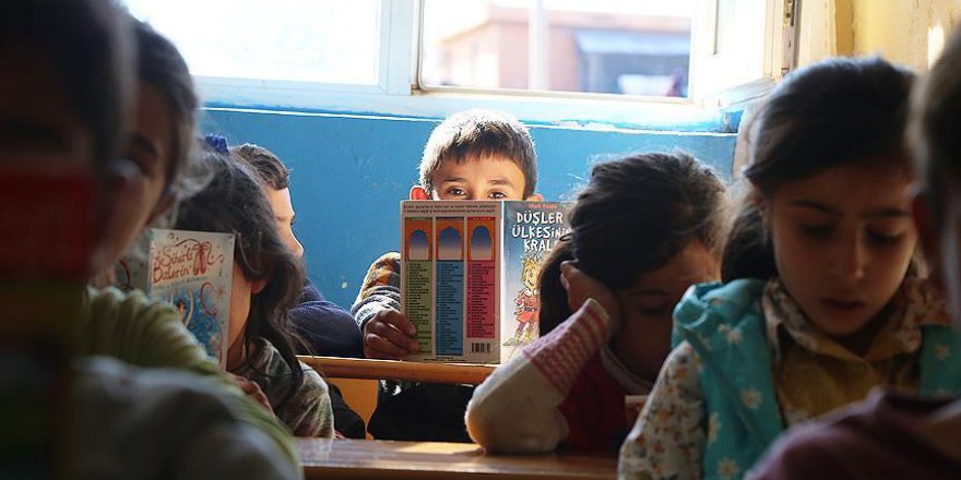 Yardımsever öğretmenler 2 bin öğrenciyi sevindirdi