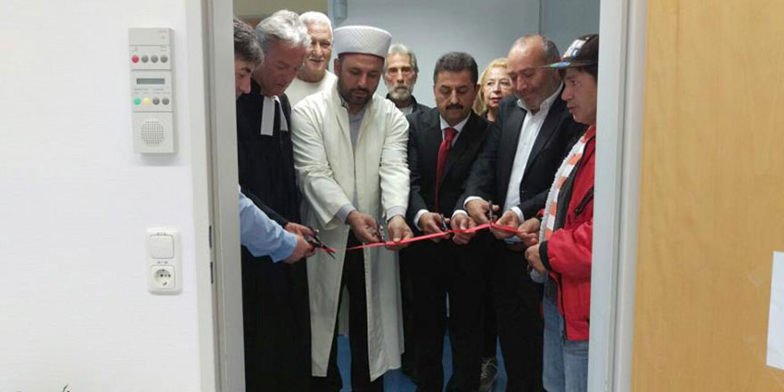 Almanya'daki hastanede mescit, kurdela ve dua ile açıldı