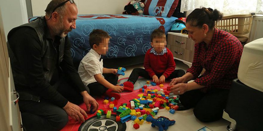 Biri otizmli iki kardeşe koruyucu aile oldular