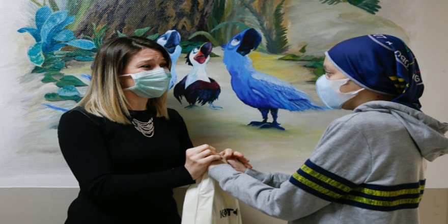Lösemi hastası çocuklara hastanede ders veriyorlar