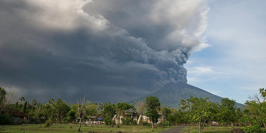 Agung Yanardağı bin 500 metre yukarıya püskürürdü