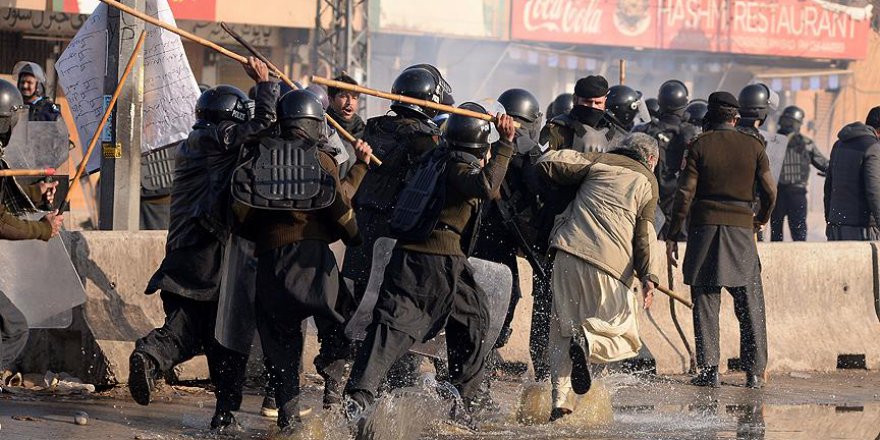 Pakistan'da protestoculara müdahale durduruldu