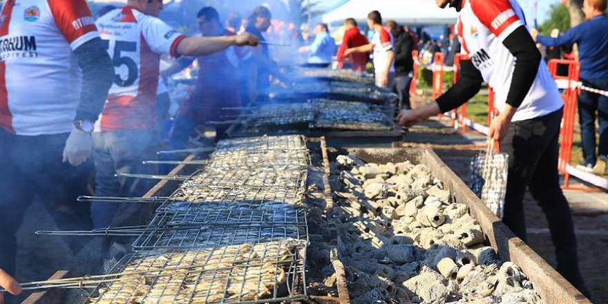 Samsun'da vatandaşlara 10 ton hamsi dağıtıldı
