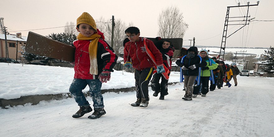 Kars'ta çocukların kızak keyfi