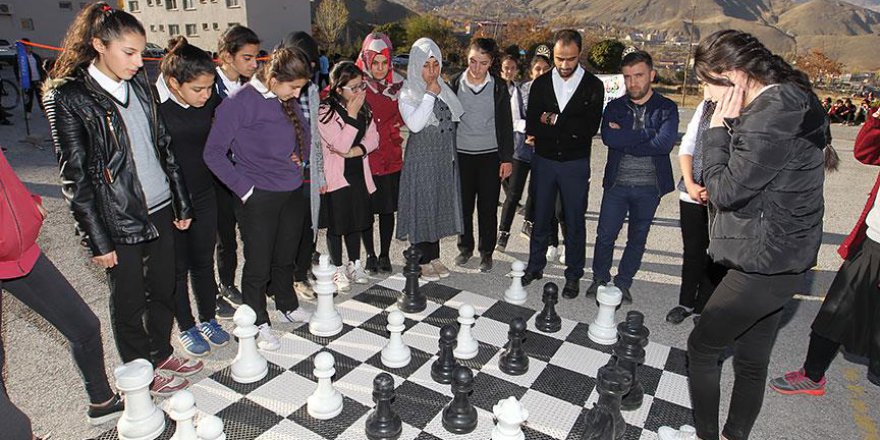 Hakkarili çocuklar Mobil Gençlik Merkezi ile eğlendi