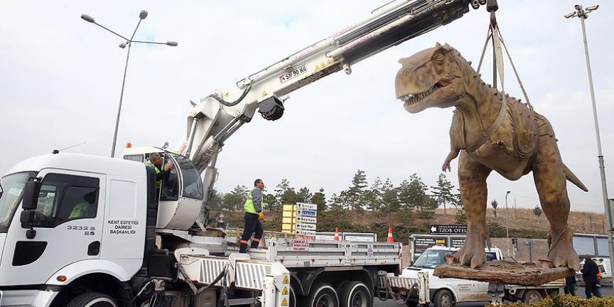 AOÇ kavşağındaki dinozor maketi kaldırıldı