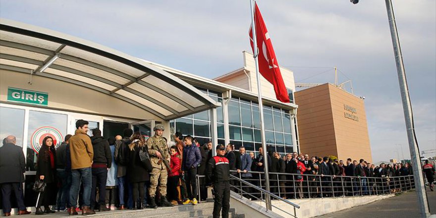 İstanbul Büyükşehir Belediyesi'ni işgal eden askerler hakim karşısında
