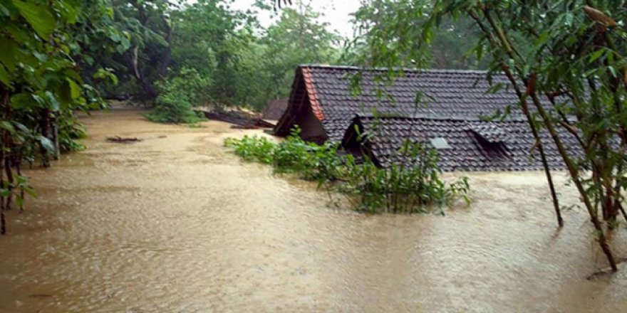Endonezya'daki tropikal kasırgada can kaybı artıyor