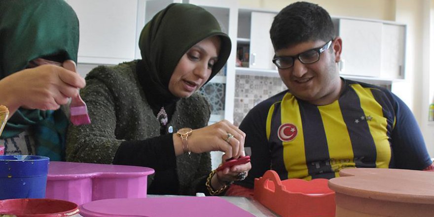 Engelli çocuklar üreterek yaşama tutunuyor