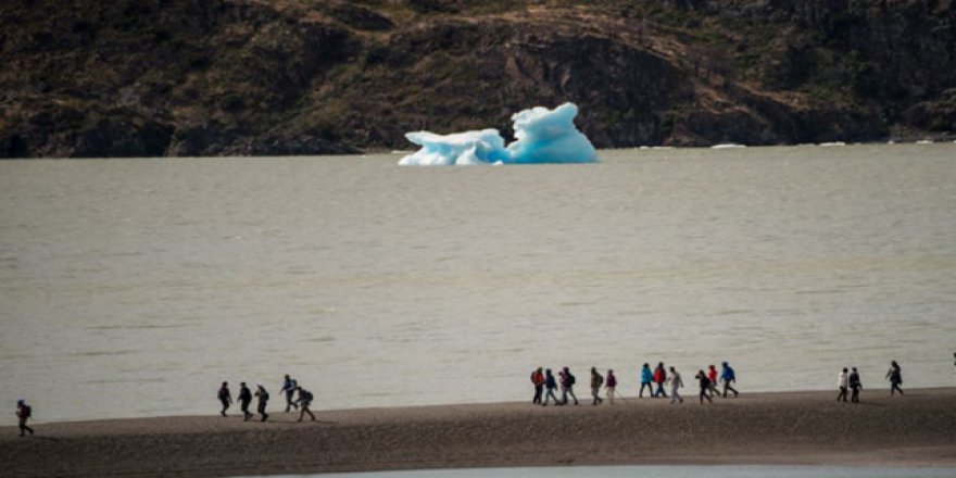 Dev buz kütlesi koptu 'su baskını' uyarısı yapıldı