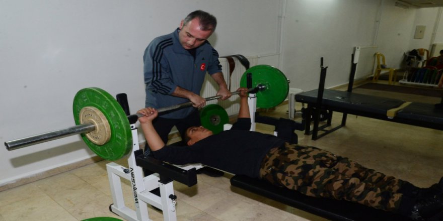 Lise öğrencisi Özdemir engel tanımıyor