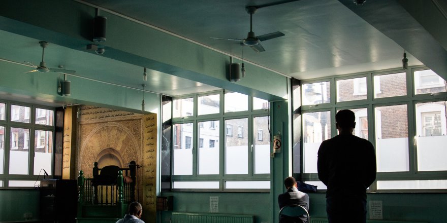 Sonradan Müslüman olan İngilizleri tek tek fotoğraflıyor