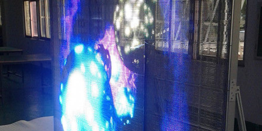 Çin yapımı bu ekran her iki yöne bükülebiliyor