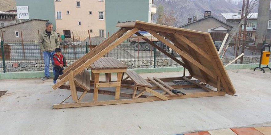 Hakkari'de yeni kurulan parklara saldırı