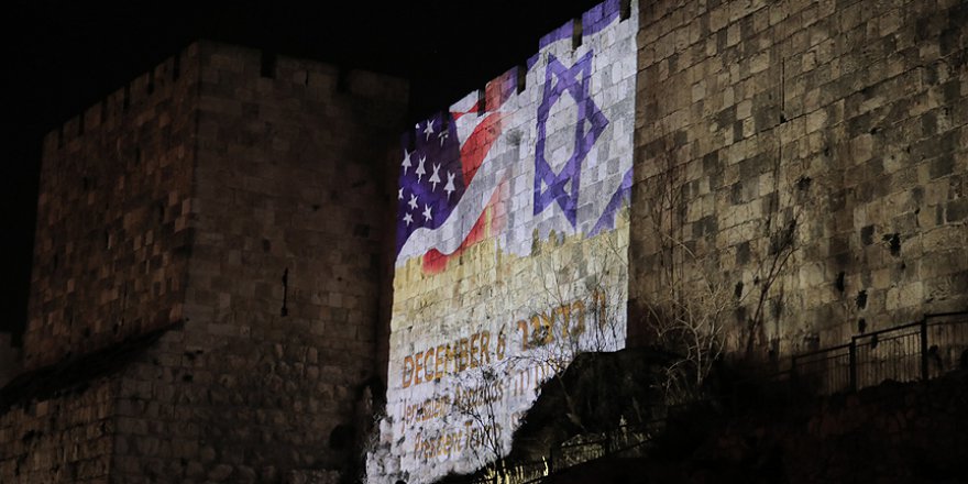 Kudüs surlarına ABD ve İsrail bayrakları yansıtıldı