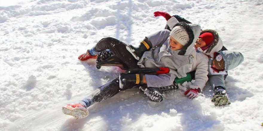 Kars'ta kent genelinde eğitime kar engeli