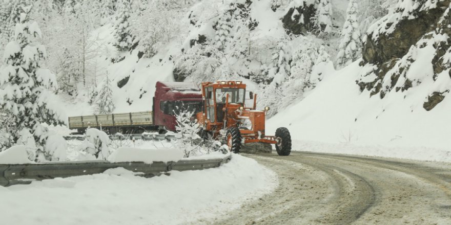 Kastamonu'da etkili olan kar nedeniyle araçlar yolda kaldı
