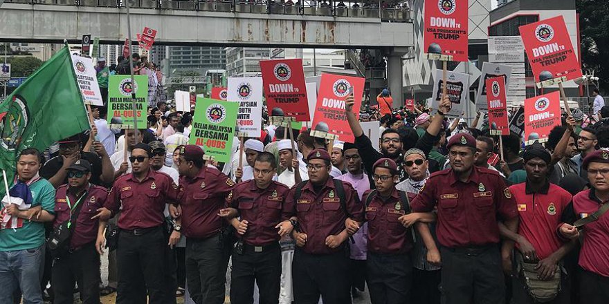 Malezyalı Müslümanlar ABD'nin kararını protesto etti