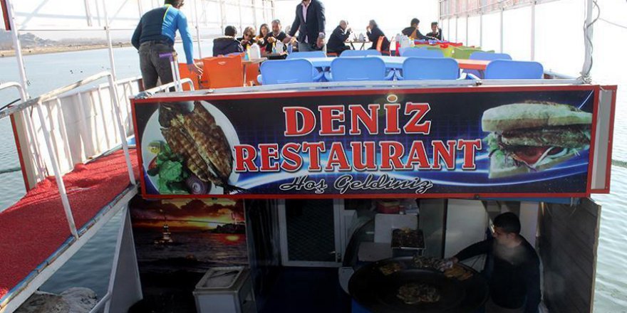 Van Gölü sahilinde balık ekmek keyfi