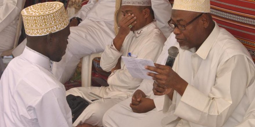 Evlenmek isteyen fakir Müslüman gençlere yardım eli uzatıyorlar