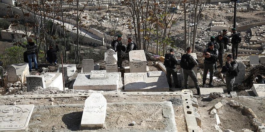 İşgalci İsrail'in askerleri, Müslüman mezarlarına da saldırdı