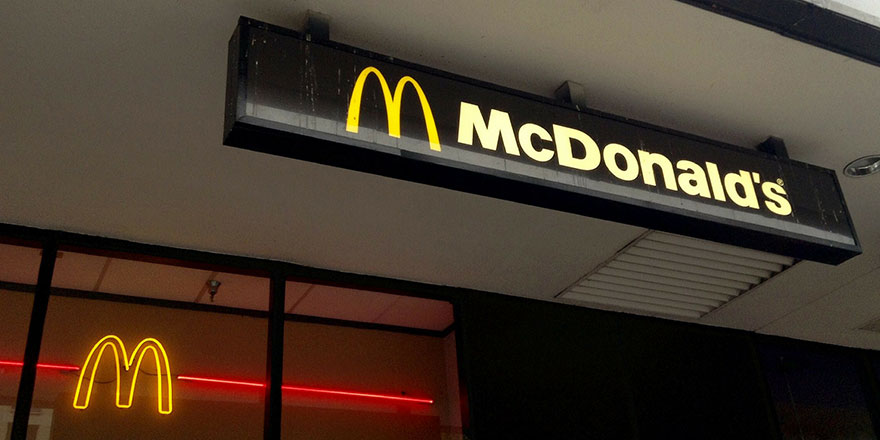 Başörtülü kız McDonalds'ın özrünü kabul etmedi