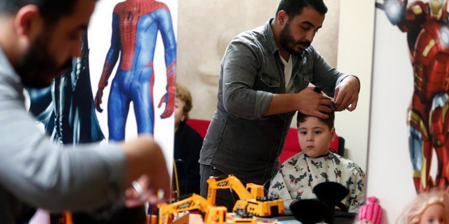 Oyun parklı berberde neşeli tıraş