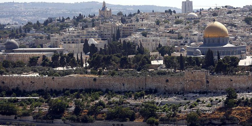 Fanatik Yahudiler polis eşliğinde Mescid-i Aksa'ya baskın düzenledi
