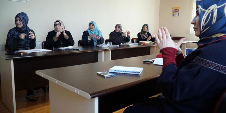 İşitme engellilere Ku'ran öğretmek için işaret dili öğreniyorlar