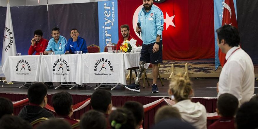 Ampute futbolcular, öğrencilerle buluştu