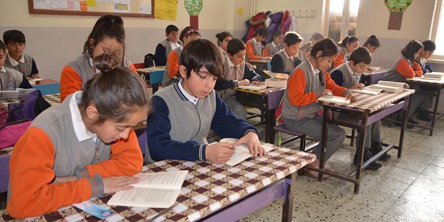 Yüksekova'daki okullarda ilk yarım saat kitap okunuyor