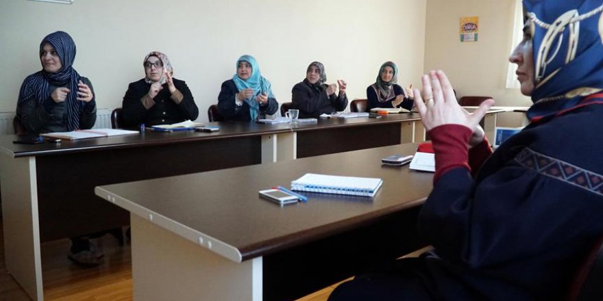 İşitme engellilere Kuran öğretmek için işaret dili öğreniyorlar