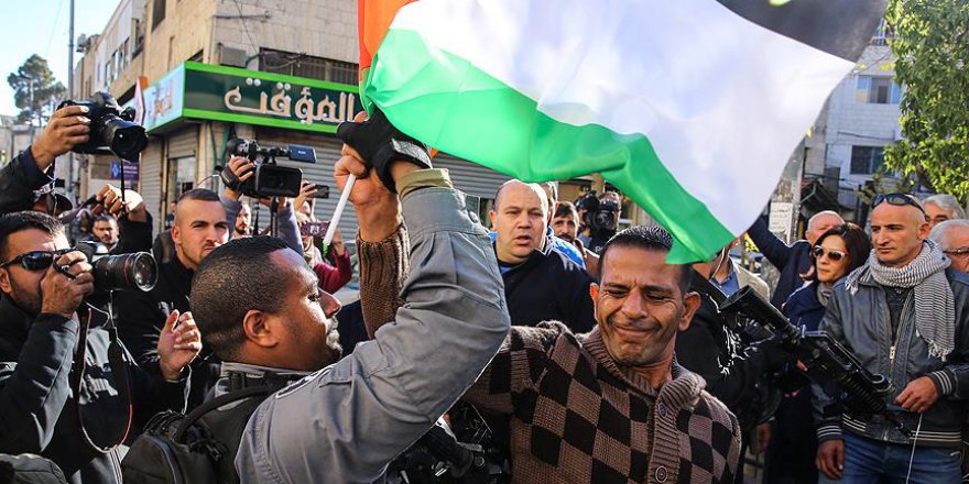 İsrail polisinden Filistin bayrağı açan göstericilere müdahale