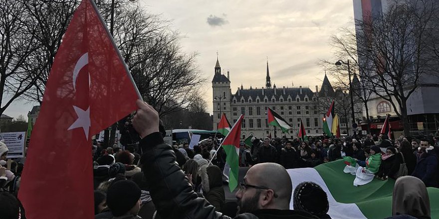 Paris'te yüzlerce kişi ABD'nin Kudüs kararını protesto etti