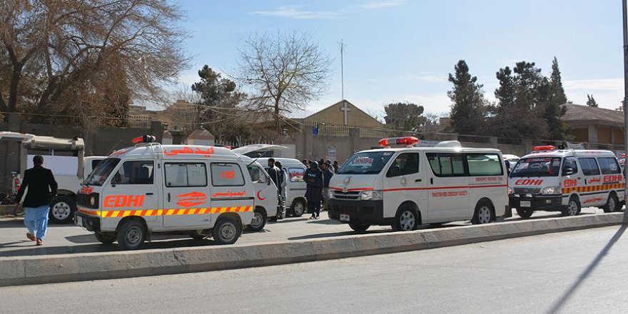 Pakistan'da kiliseye saldırı: 8 ölü